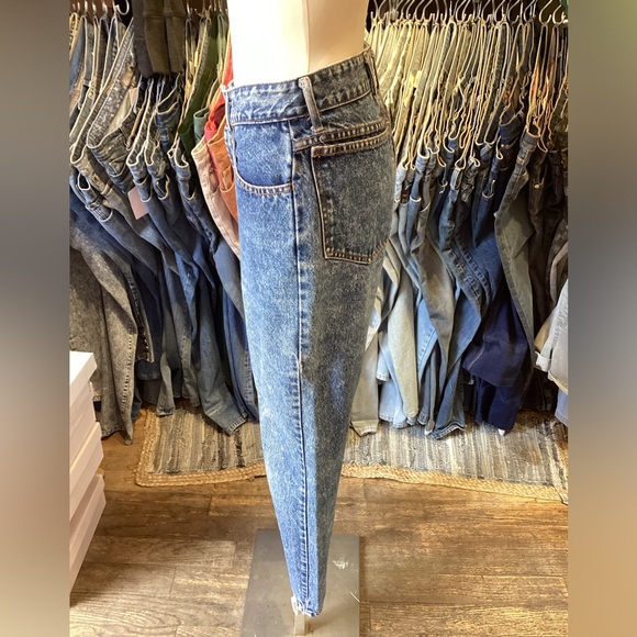 Vintage 1990’s BONGO Acid Wash mom jean - Picture 2 of 4